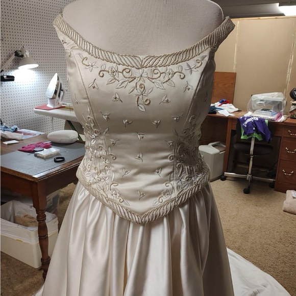Wedding Dress - Picture 1 of 9